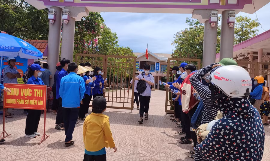 Những tràng pháo tay động viên các sĩ tử sau buổi thi.