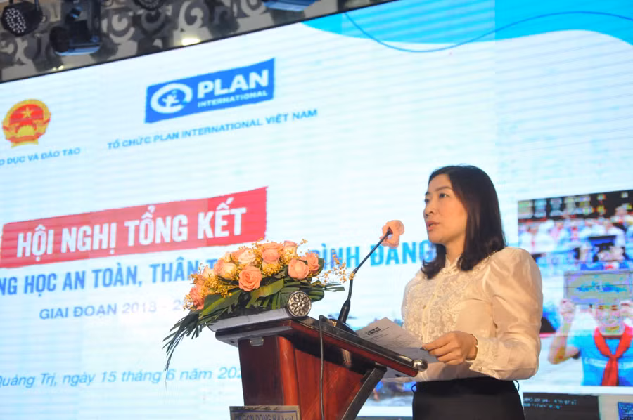 Bà Lê Thị Hằng - Phó Vụ trưởng Vụ Giáo dục Chính trị và Công tác học sinh sinh viên, Bộ GD&ĐT phát biểu tại hội nghị.