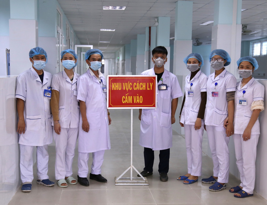 Những bác sỹ, y tá được cắt cử làm nhiệm vụ tại khu vực điều trị nCoV của bệnh viện Đa khoa Bắc Quảng Bình sẳn sàng làm tất cả để điều trị cho bệnh nhân nhiễm nCoV. Những bác sỹ, y tá được cắt cử làm nhiệm vụ tại khu vực điều trị nCoV của bệnh viện Đa khoa Bắc Quảng Bình sẳn sàng làm tất cả để điều trị cho bệnh nhân nhiễm nCoV.