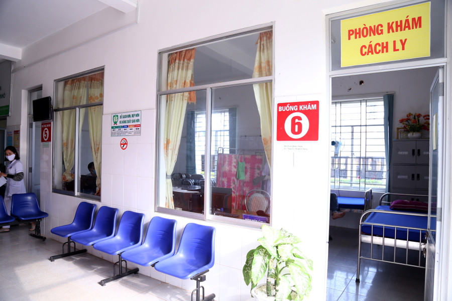 Phòng khám cách li tại bệnh viện Đa khoa huyện Bố Trạch để kiểm tra bệnh nhân nghi nhiễm nCoV trước khi đưa vào các khu điều trị nhiễm dịch nCoV được Bộ Y tế cho phép. Phòng khám cách li tại bệnh viện Đa khoa huyện Bố Trạch để kiểm tra bệnh nhân nghi nhiễm nCoV trước khi đưa vào các khu điều trị nhiễm dịch nCoV được Bộ Y tế cho phép.