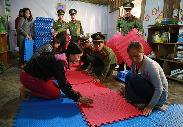 Sự chung tay của những nhà hảo tâm, những đồng chí đoàn viên Công an tỉnh Quảng Bình đã giúp được 18 phòng học vùng cao có những tấm thảm xốp lắp ghép để các cháu học sinh ngồi học được ấm áp hơn trong mùa đông Sự chung tay của những nhà hảo tâm, những đồng chí đoàn viên Công an tỉnh Quảng Bình đã giúp được 18 phòng học vùng cao có những tấm thảm xốp lắp ghép để các cháu học sinh ngồi học được ấm áp hơn trong mùa đông