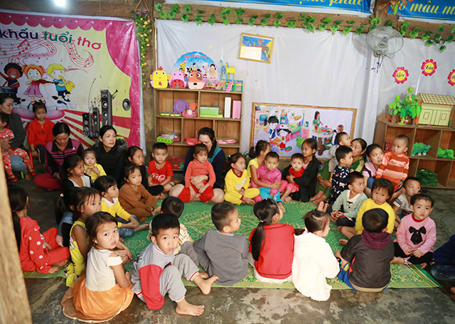 Nhiều trường học ở vùng cao Quảng Bình các cháu dến trường và chỉ ngồi học trên những chiếc chiếu mỏng và rất lạnh vào mùa đông Nhiều trường học ở vùng cao Quảng Bình các cháu dến trường và chỉ ngồi học trên những chiếc chiếu mỏng và rất lạnh vào mùa đông