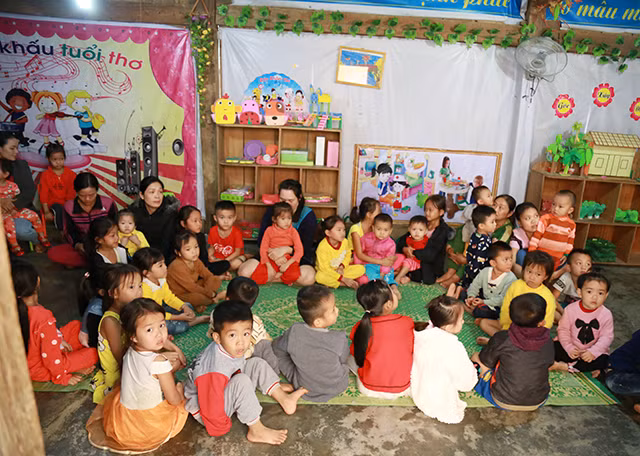 Nhiều trường học ở vùng cao Quảng Bình các cháu dến trường và chỉ ngồi học trên những chiếc chiếu mỏng và rất lạnh vào mùa đông