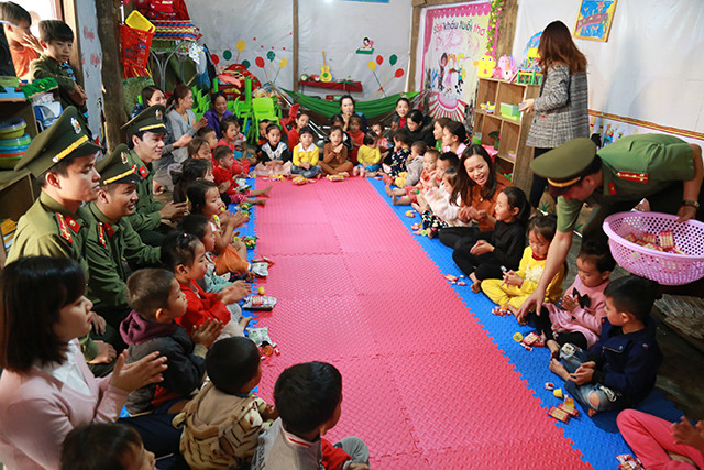 Những phút giây ấm áp, hạnh phúc giữa học sinh, nhà trường và đoàn thiện nguyện Những phút giây ấm áp, hạnh phúc giữa học sinh, nhà trường và đoàn thiện nguyện