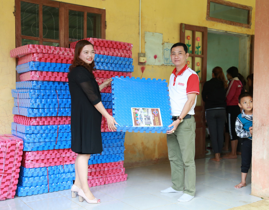 Anh Phạm Anh Dũng, đại diện của hãng sơn ALKAZA tại Quảng Bình trao những tấm thảm xốp đầy nghĩa tình cho các trường vùng cao thuộc huyện MInh Hoá tỉnh Quảng Bình Anh Phạm Anh Dũng, đại diện của hãng sơn ALKAZA tại Quảng Bình trao những tấm thảm xốp đầy nghĩa tình cho các trường vùng cao thuộc huyện MInh Hoá tỉnh Quảng Bình