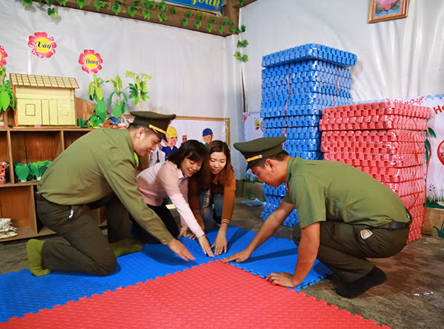 Đại diện báo GD&TĐ tại Quảng Bình cùng những tấm lòng thiện nguyện chung tay hỗ trợ thảm xốp lót nền cho các phòng học của trường MN vùng biên giới rẻo cao.