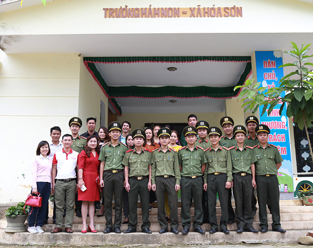 Đoàn thiện nguyện chụp ảnh chung cùng giáo viên trường Mầm non Hoá Sơn - Minh Hoá Đoàn thiện nguyện chụp ảnh chung cùng giáo viên trường Mầm non Hoá Sơn - Minh Hoá