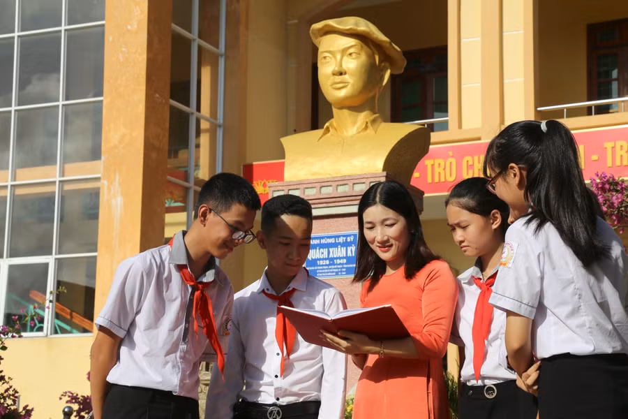 Giáo viên và học sinh Trường THCS Quách Xuân Kỳ (Bố Trạch - Quảng Bình)