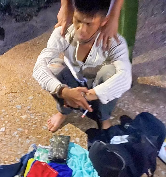 Đối tượng Nguyễn Quang Tân cùng tang vật 12.200 viên ma túy (ảnh: Công an Quảng Trị).