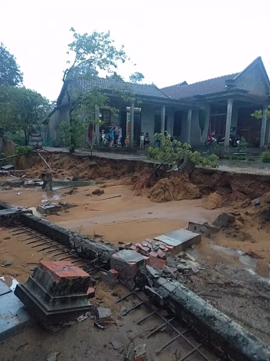 Tường rào Nhà máy nước Hải Lăng bị sập kéo theo sạt lở một số nhà dân ở bên cạnh