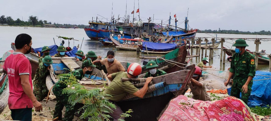 Lực lượng biên phòng hỗ trợ bà con ngư dân đưa tàu thuyền vào nơi neo đậu tránh trú bão.