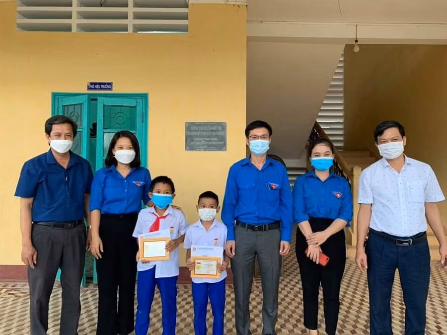 Trao tặng huy hiệu "Tuổi trẻ dũng cảm" cho hai anh em ruột vì cứu bé gái 5 tuổi thoát khỏi đuối nước