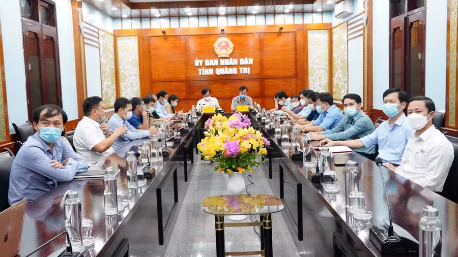 Các đại biểu tham dự lễ phát động Chương trình “Sóng và máy tính cho em” tại điểm cầu Quảng Trị