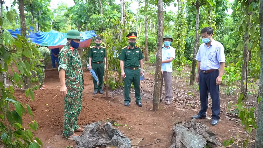Các hài cốt liệt sĩ được tìm thấy còn nằm nguyên trong tăng võng (Ảnh: Anh Vũ).