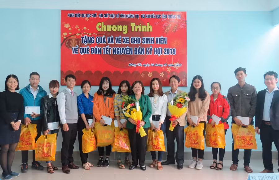 Sinh viên có hoàn cảnh khó khăn theo học tại Phân hiệu Đại học Huế tại Quảng Trị được hỗ trợ trong dịp Tết cổ truyền của dân tộc,
