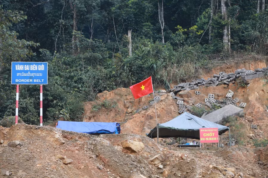 Chốt phòng chống dịch bệnh Covid - 19 ngay tại vành đai biên giới ở Cửa khẩu Quốc tế Cha Lo nhằm ngăn chặn người dân vượt biên trái phép.