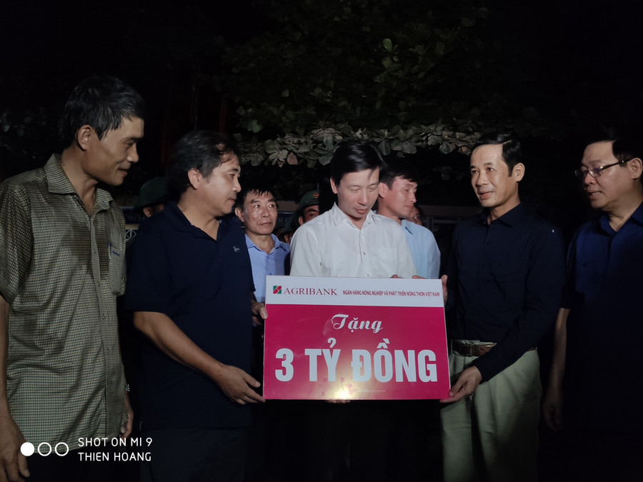 Ngân hàng Nông nghiệp và Phát triển Nông thôn Việt Nam hỗ trợ 3 tỷ đồng cho huyện Minh Hóa. Ngân hàng Nông nghiệp và Phát triển Nông thôn Việt Nam hỗ trợ 3 tỷ đồng cho huyện Minh Hóa.