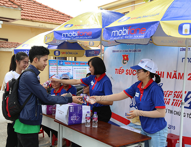 Các đoàn viên tình nguyện của Tỉnh Đoàn Quảng Bình tham gia chương trình "tiếp sức mùa thi" tại trường THPT chuyên Võ Nguyên Giáp (Đồng Hới - Quảng Bình). Các đoàn viên tình nguyện của Tỉnh Đoàn Quảng Bình tham gia chương trình "tiếp sức mùa thi" tại trường THPT chuyên Võ Nguyên Giáp (Đồng Hới - Quảng Bình).