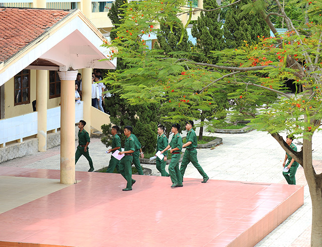 Những thí sinh tự do là các chiến sĩ làm nghĩa vụ quân sự tham dự kỳ thi Những thí sinh tự do là các chiến sĩ làm nghĩa vụ quân sự tham dự kỳ thi