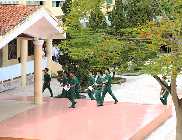 Những thí sinh tự do là các chiến sĩ làm nghĩa vụ quân sự tham dự kỳ thi Những thí sinh tự do là các chiến sĩ làm nghĩa vụ quân sự tham dự kỳ thi