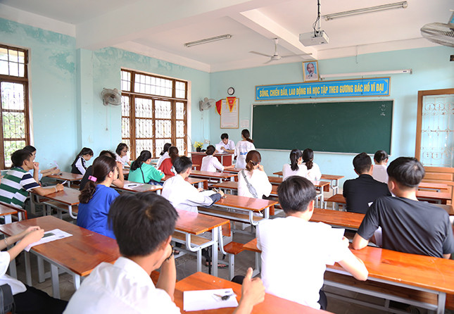 Các thí sinh nghe phổ biến quy chế thi tại trường THPT Phan Đình Phùng (Đồng Hới - Quảng Bình). Các thí sinh nghe phổ biến quy chế thi tại trường THPT Phan Đình Phùng (Đồng Hới - Quảng Bình).