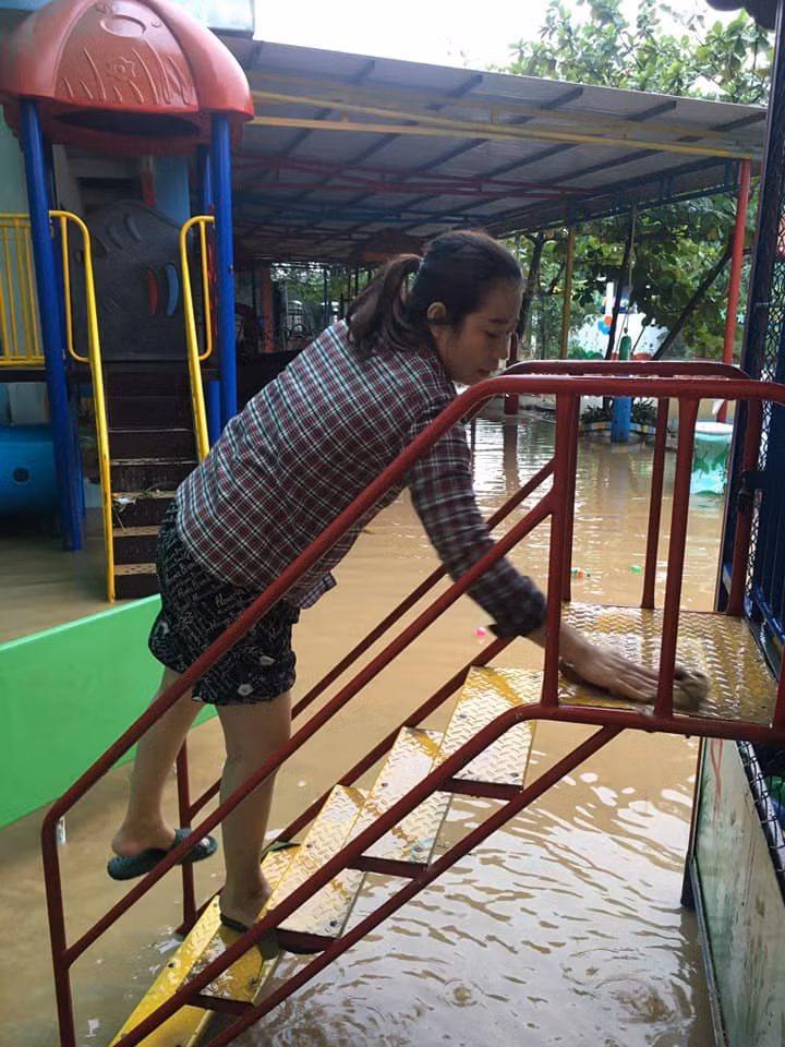 Lau chùi đồ chơi ngoài trời của học sinh