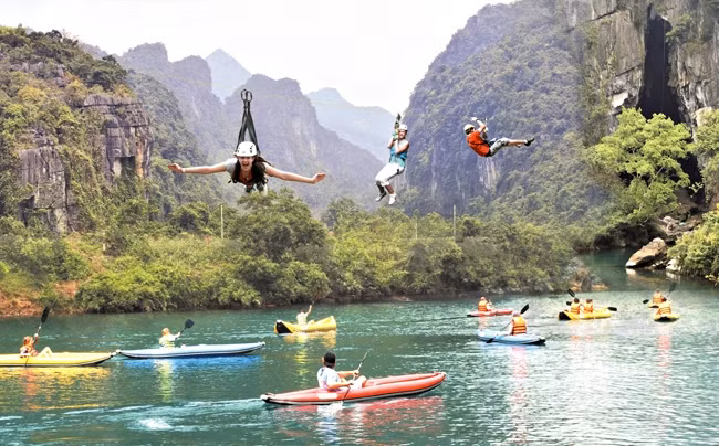 Cổng chào dự kiến được xây dựng ở km 11 đường Hồ Chí Minh nhánh Tây gần khu vực gần tuyến du lịch Sông Chày - Hang Tối của VQG Phong Nha - Kẻ Bàng. 