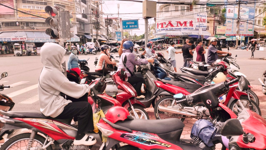 Phụ huynh đậu xe đợi con trong thời tiết nắng nóng, oi bức. Phụ huynh đậu xe đợi con trong thời tiết nắng nóng, oi bức.