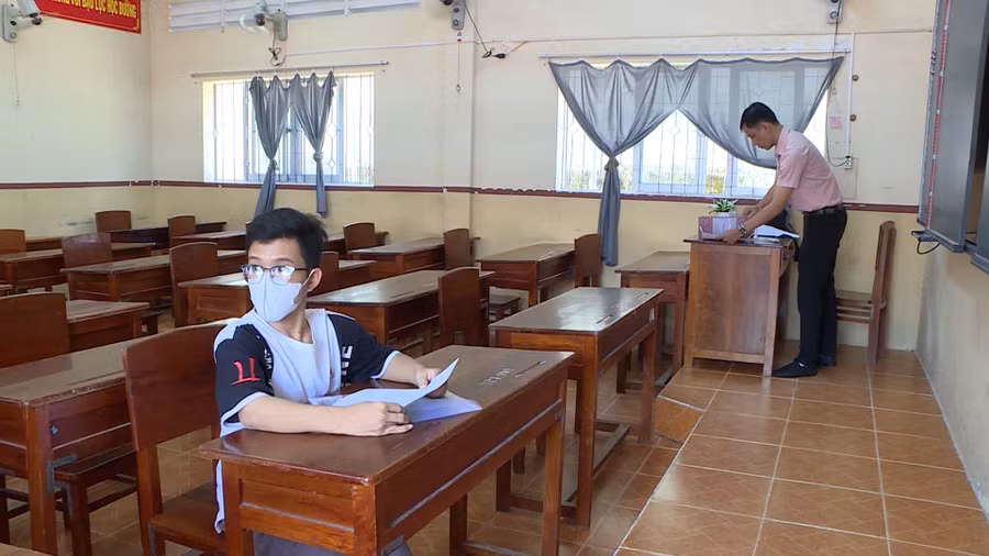 Sau buổi thi Phạm Quốc Lịnh chờ cha đến đón.