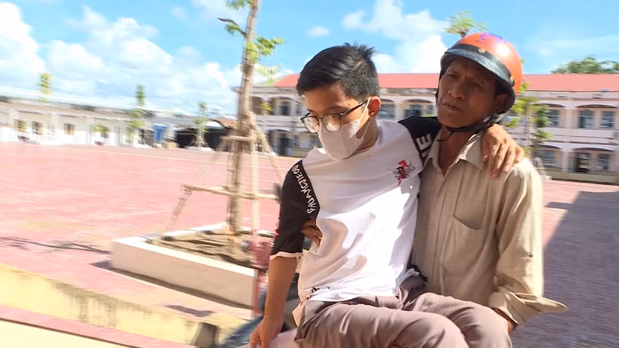 Xúc động hình ảnh người cha đưa con tật nguyền đi thi