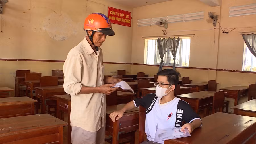 Ông Phạm Văn Út căn dặn con trước khi rời điểm thi.