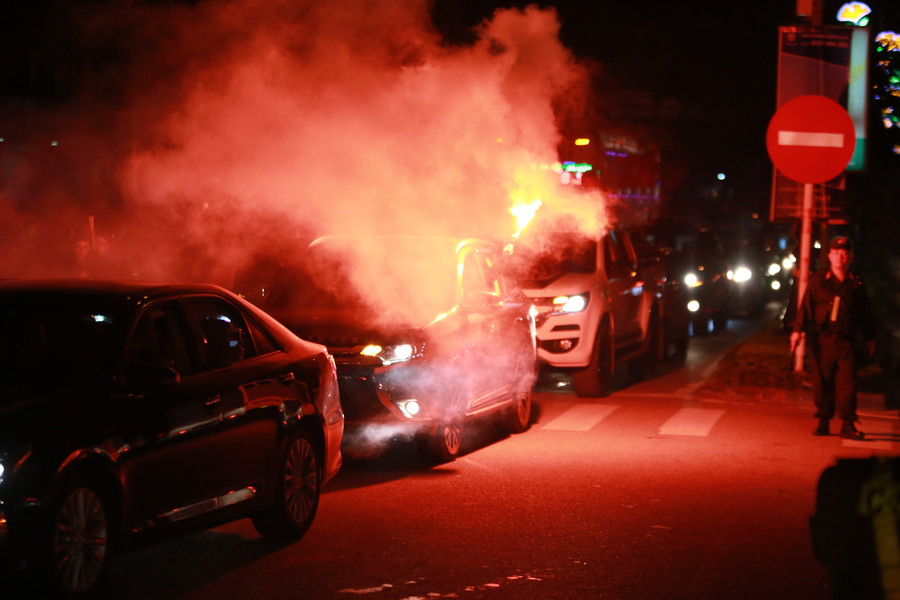 Pháo sáng được đốt dọc đường Lý Thường Kiệt Pháo sáng được đốt dọc đường Lý Thường Kiệt