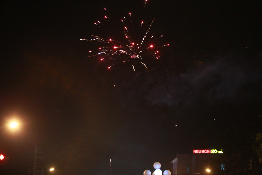 Phoá hoa cũng được người dân đốt nhằm chúc mừng chiến thắng của đội tuyển Việt Nam Phoá hoa cũng được người dân đốt nhằm chúc mừng chiến thắng của đội tuyển Việt Nam