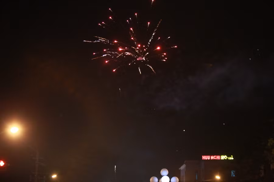 Phoá hoa cũng được người dân đốt nhằm chúc mừng chiến thắng của đội tuyển Việt Nam