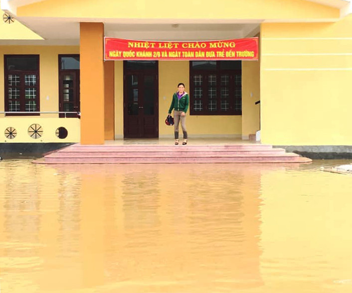 Sau khi hoàn tất công việc của một ngày, những giáo viên Mầm non Quảng Văn lội nước lũ ngập sân trường trở về... Sau khi hoàn tất công việc của một ngày, những giáo viên Mầm non Quảng Văn lội nước lũ ngập sân trường trở về...