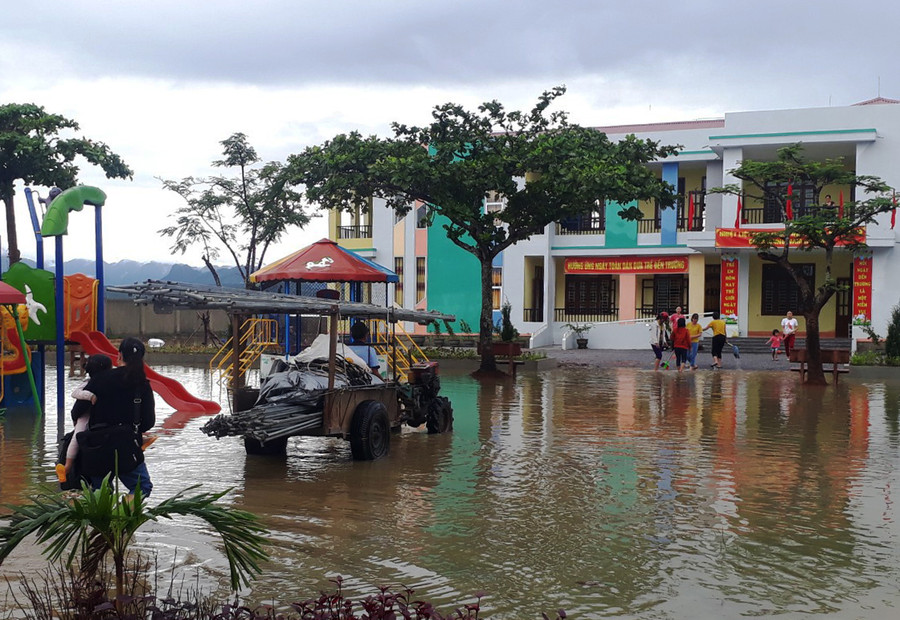 Sự chuẩn bị của giáo viên trường Mầm non An Ninh (Quảng Ninh - Quảng Bình) cho mùa khai giảng mới khi nước lũ vây quanh. Sự chuẩn bị của giáo viên trường Mầm non An Ninh (Quảng Ninh - Quảng Bình) cho mùa khai giảng mới khi nước lũ vây quanh.