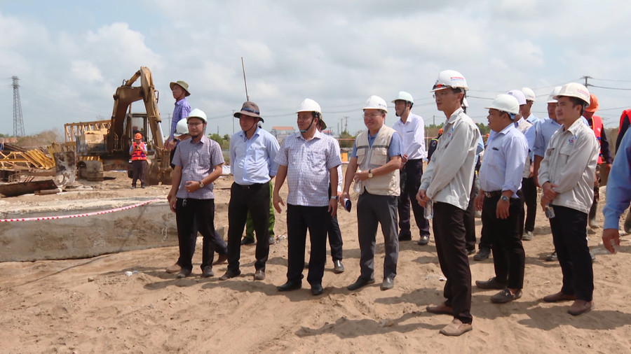 Lãnh đạo UBND tỉnh kiểm tra tiến độ thi công các công trình trọng điểm. Lãnh đạo UBND tỉnh kiểm tra tiến độ thi công các công trình trọng điểm.