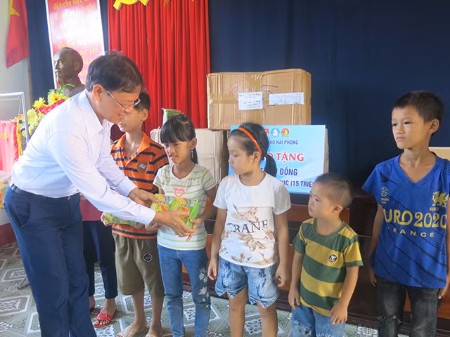 Tặng quà cho học sinh vùng khó khăn tại tỉnh Quảng Bình