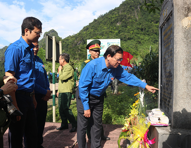 Hành trình về nguồn thăm lại di tích lịch sử Bến phà Long Đại (Quảng Ninh - Quảng Bình) Hành trình về nguồn thăm lại di tích lịch sử Bến phà Long Đại (Quảng Ninh - Quảng Bình)