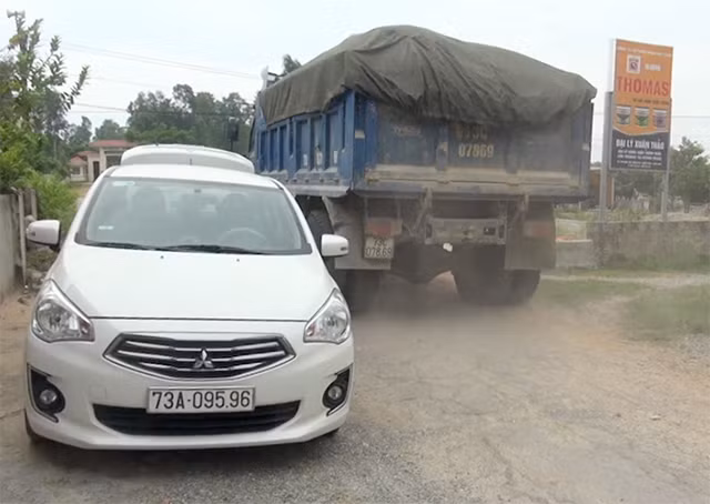 Người dân thôn Nam Lãnh tố cáo nhiều xe tải nặng chạy qua đường liên thôn nhằm tránh trạm thu phí làm ảnh hưởng nghiêm trọng đến đường sá cũng như đời sống của họ.