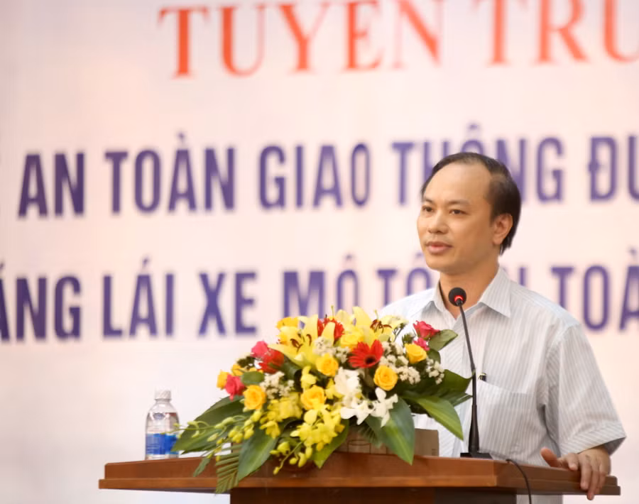 Ông Dương Văn Bá, Phó Vụ trưởng Vụ Giáo dục Chính trị và công tác học sinh sinh viên Bộ GD&ĐT phát biểu tại lễ khai mạc tập huấn pháp luật về ATGT cho học sinh THPT tại tỉnh Quảng Bình.