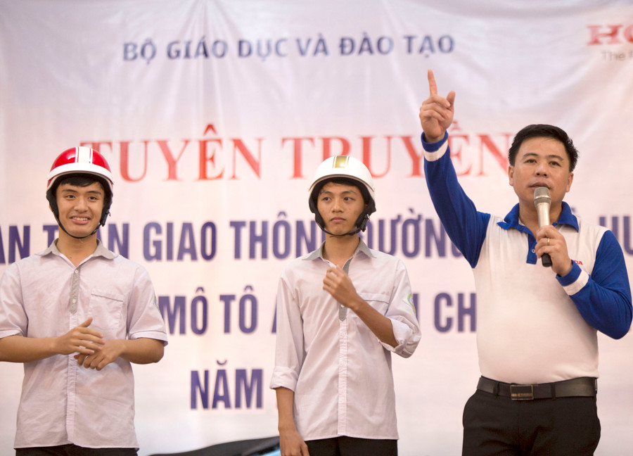 Đại diện công ty Honda tại Quảng Bình hướng dẫn cách đội mũ bảo hiểm an toàn cho học sinh trường THPT chuyên Võ Nguyên Giáp