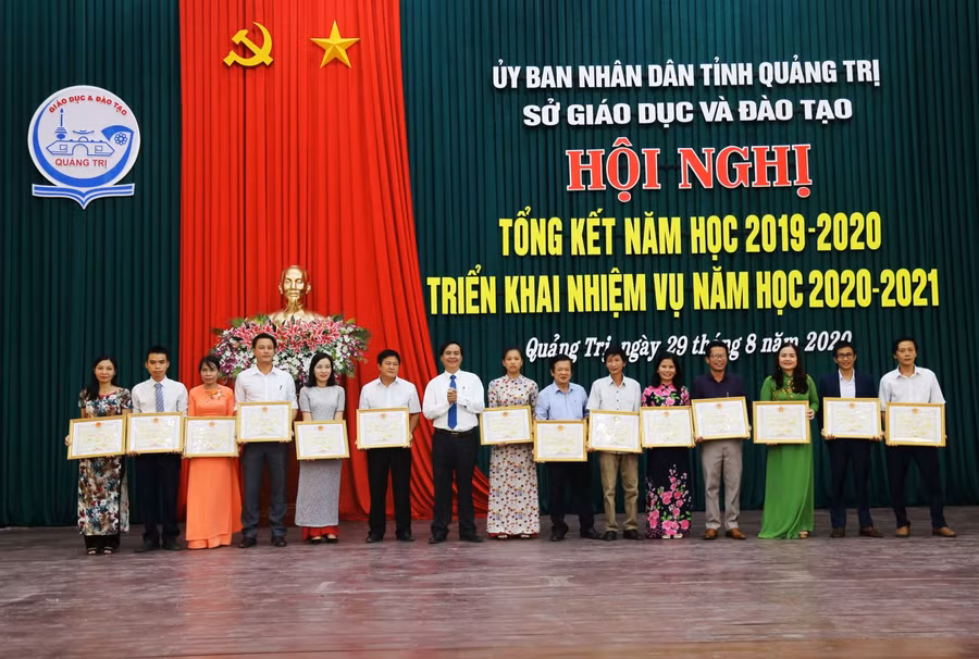 Lãnh đạo tỉnh Quảng Trị ghi nhận và biểu dương những cá nhân, tập thể xuất sắc của ngành GD&amp;ĐT năm học 2019 - 2020
