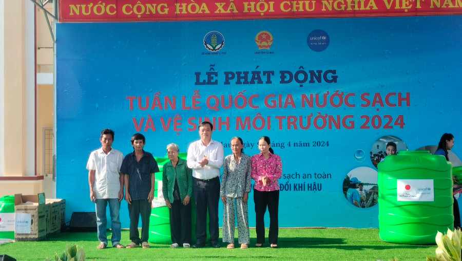 Ông Huỳnh Quốc Việt, Chủ tịch UBND tỉnh Cà Mau tặng bồn trữ nước cho người dân. Ông Huỳnh Quốc Việt, Chủ tịch UBND tỉnh Cà Mau tặng bồn trữ nước cho người dân.