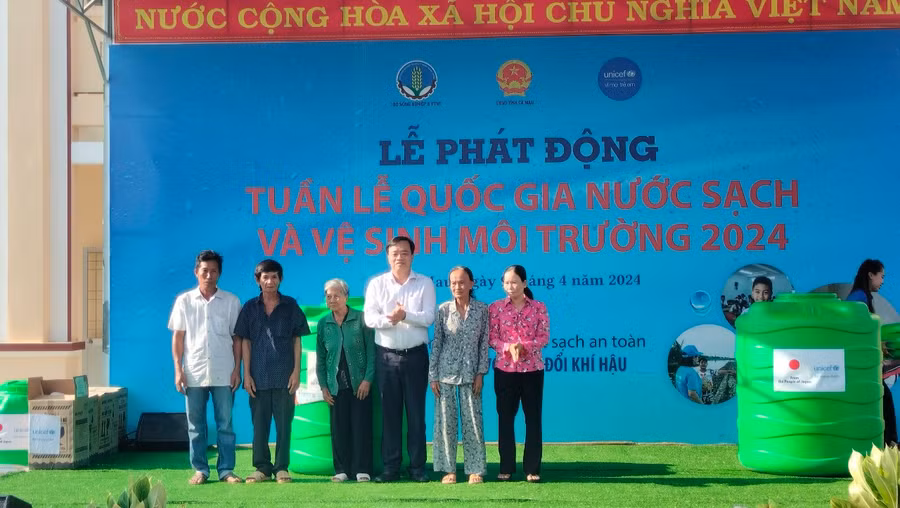 Ông Huỳnh Quốc Việt, Chủ tịch UBND tỉnh Cà Mau tặng bồn trữ nước cho người dân.