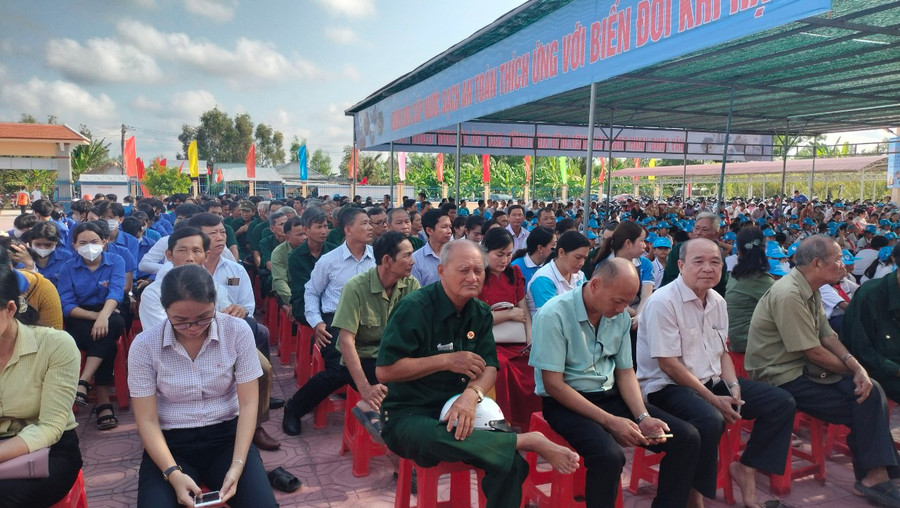 Nhiều người dân tham dự lễ phát động. Nhiều người dân tham dự lễ phát động.