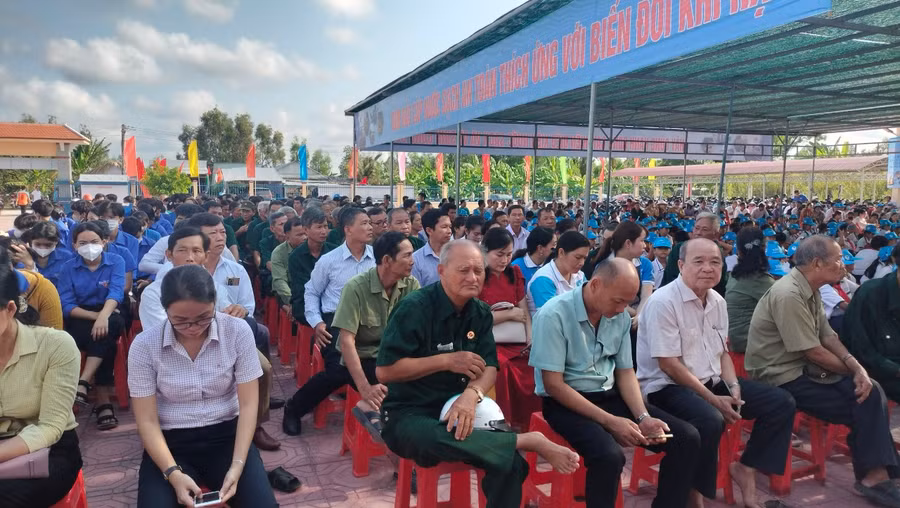 Nhiều người dân tham dự lễ phát động.