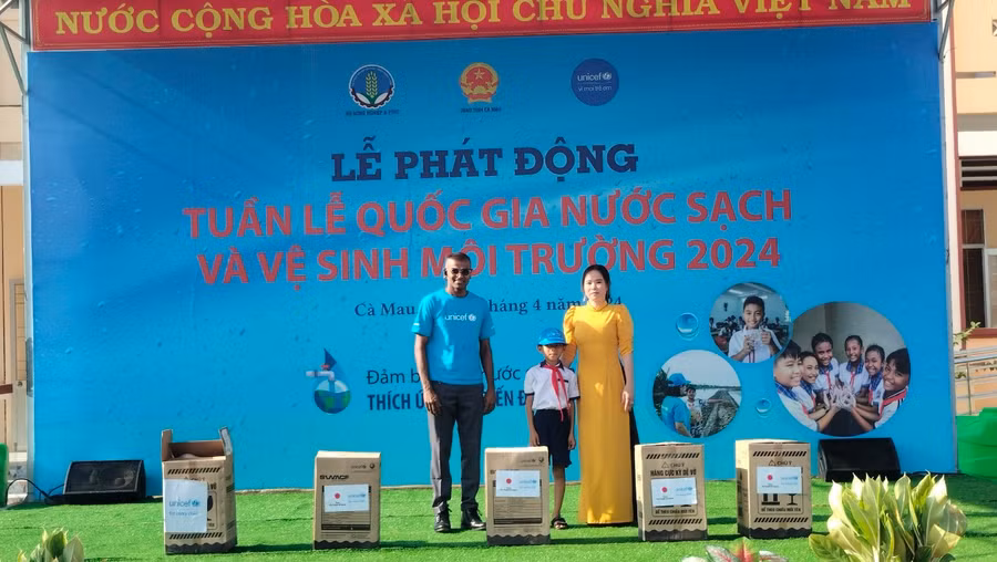 Đại diện Tổ chức UNICEF tại Việt Nam trao tặng bình lọc nước cho Trường Tiểu học Lê Quý Đôn.