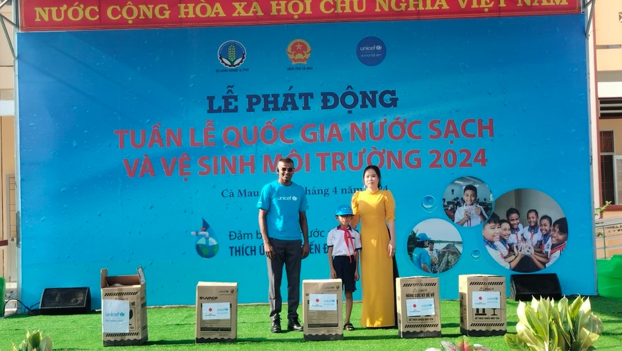 Đại diện Tổ chức UNICEF tại Việt Nam trao tặng bình lọc nước cho Trường Tiểu học Lê Quý Đôn.