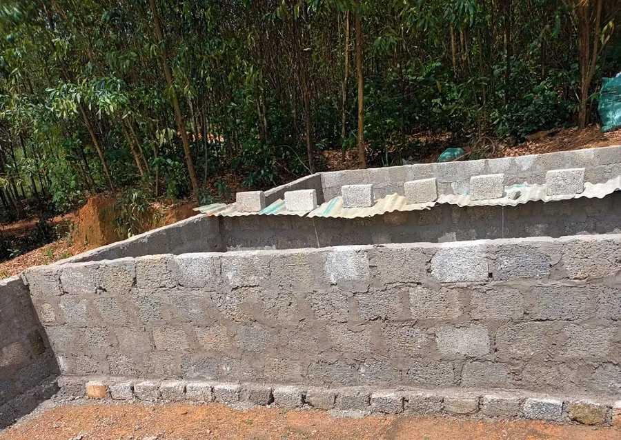 Một công trình trái phép được xây dựng cấp tốc trên đất rừng ở xã Vĩnh Hà.